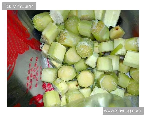 足球明星品尝甘蔗的趣味视频引发热议,球场外的美味瞬间让人忍俊不禁 足球明星品尝甘蔗的趣味视频引发热议,球场外的美味瞬间让人忍俊不禁